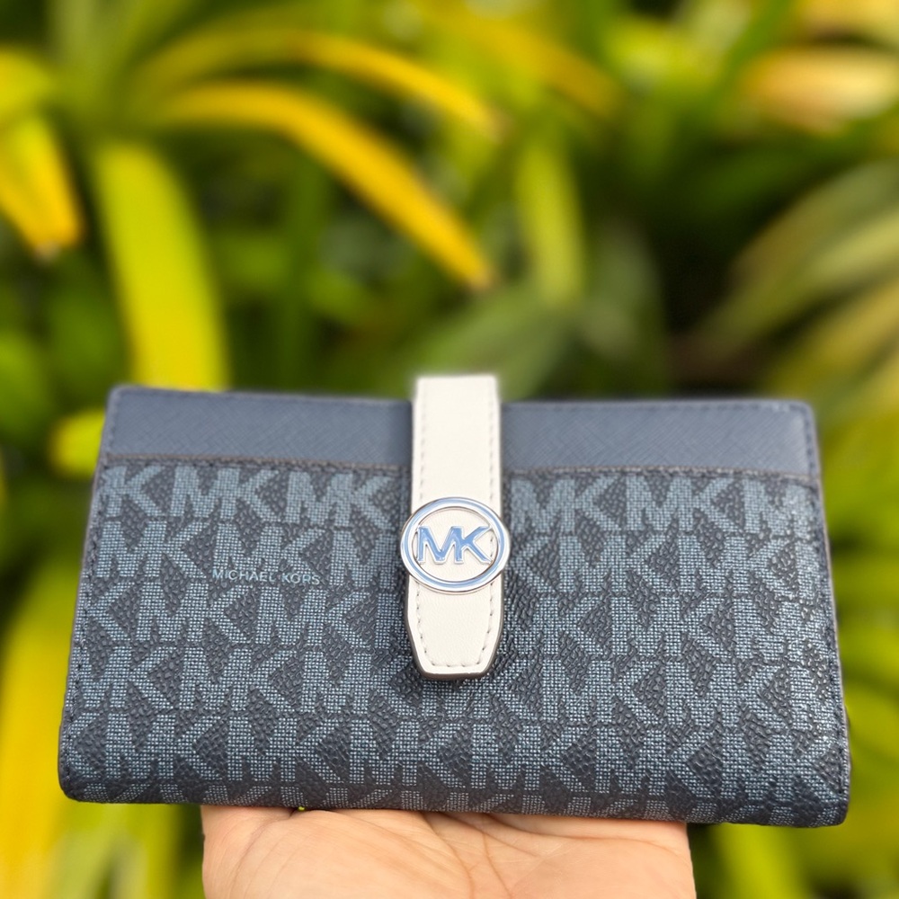 Michael Kors Greenwich Jet Set Navy and White Logo Wallet - Picture 2 of 8